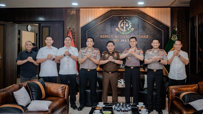 Kapolda Metro Jaya Komjen Dadang Hartanto bertemu Kajati DKI Jakarta Sutikno di kantor Kejati DKI, Jalan HR Rasuna Said, Setiabudi, Jakarta Selatan, Rabu (21/10/2026).