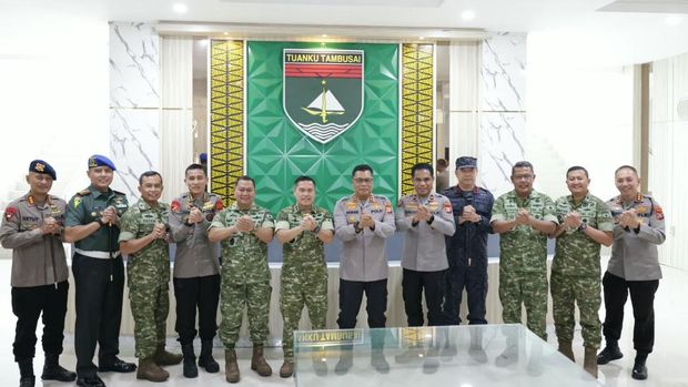 Kapolda Riau Irjen Pol Arman Achdiat bersilaturahmi dengan Pangdam XIX/Tuanku Tambusai Mayjen TNI Agus Hadi Waluyo, Rabu (21/10/2026).