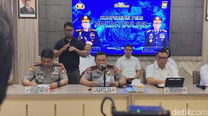 Kapolda Sulsel Irjen M Awal Chairuddin saat konferensi pers tawuran antar kelompok di Jalan Abubakar Lambogo (Ablam).