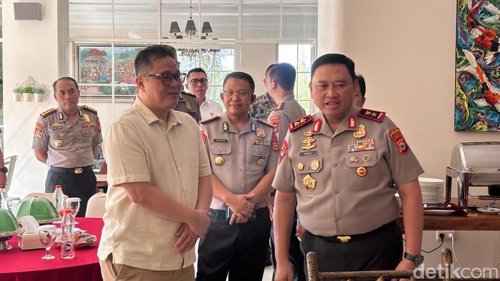 Kapolda Sulsel Irjen Muhammad Awal Chairuddin berdialog dengan warga Tamalanrea, Makassar.  (Foto. Sahrul Alim/detikSulsel)