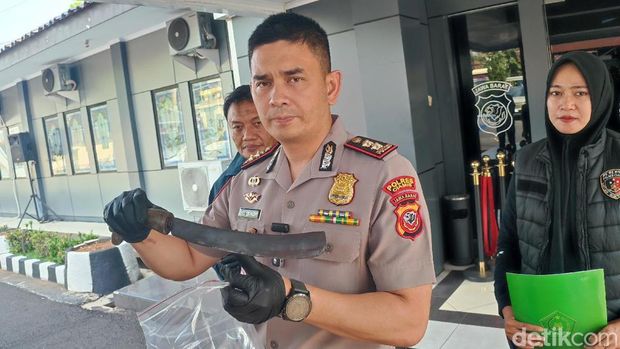 Kapolres Ciamis AKBP Eko Iskandar menunjukan golok yang digunakan pelaku untuk membacok istri dan kakek mertuanya.. Kapolres Ciamis AKBP Eko Iskandar menunjukan golok yang digunakan pelaku untuk membacok istri dan kakek mertuanya..