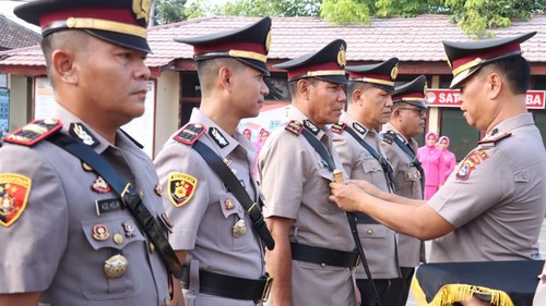 Kapolres Dompu, AKBP Sodikin Fahrojin Nur, melakukan penyematan tanda jabatan kepada anggotanya, Rabu (21/10/2026). (Dok. Polres Dompu)