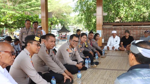 Kapolres Gianyar AKBP James Rajagukguk bertemu warga dan wisatwan di  Jalan Kanto Lampo Waterfall, Kelurahan Beng, Kecamatan Gianyar, Rabu (21/10/2026). (Dok Polres Gianyar)