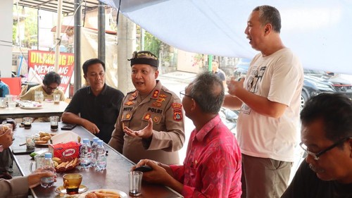 Kapolres Tabanan, AKBP I Putu Bayu Pati, bersama warga dalam acara Kumpul Bersama Masyarakat terkait keluh kesah warga, Rabu (21/10/2026). (Dok. Polres Tabanan)