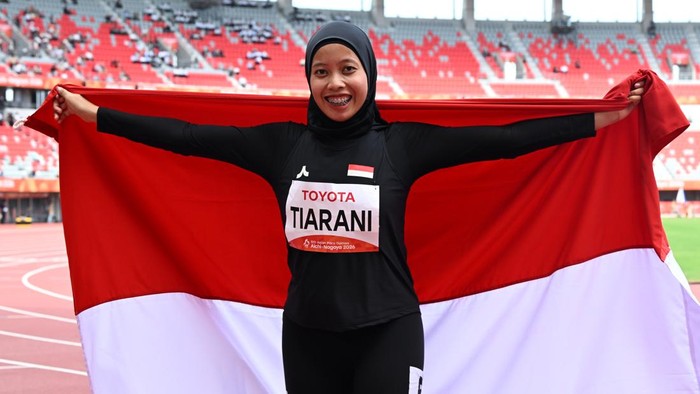 Atlet para atletik Indonesia, Karisma Evi Tiarani, meraih medali emas Asian Para Games 2026 di nomor 100 meter putri T63.