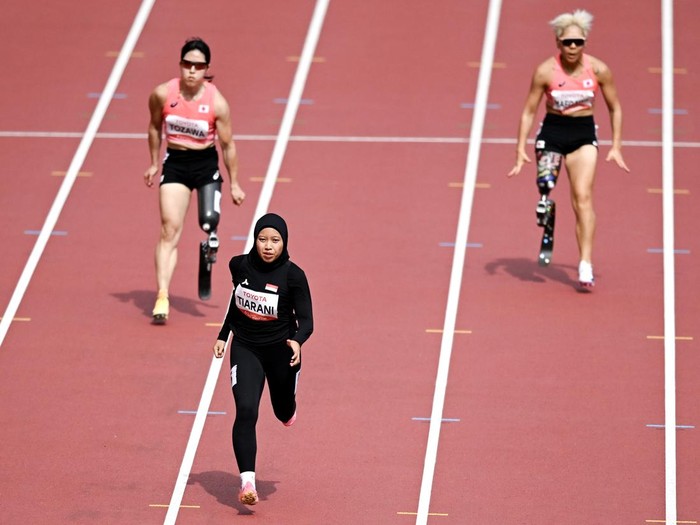 Pelari para Indonesia Karisma Evi Tiarani (tengah) beradu cepat pada final 100 meter T63 Asian Para Games 2026 di Stadion Paloma Mizuho, Nagoya, Aichi, Jepang, Rabu (21/10/2026). Tiarani berhasil meraih medali emas usai finis pada urutan pertama dengan catatan waktu 14,59 detik serta membukukan catatan rekor dunia menurut laman resmi Asian Para Games 2026. ANTARA FOTO/M Risyal Hidayat/agr