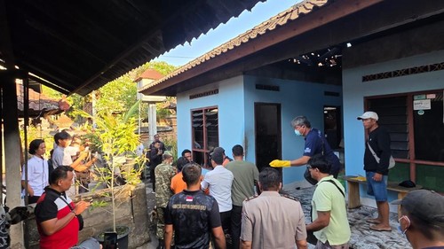 Jasad Ketut Marsa dievakuasi dari rumahnya di Banjar Yangloni, Desa Peliatan, Kecamatan Ubud, Rabu (21/10/2026). (Dok Polres Gianyar).