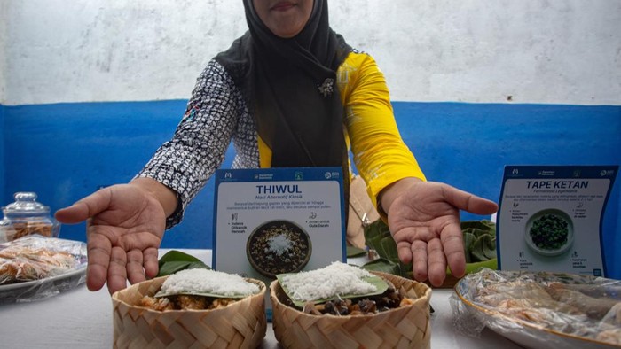 Kebun Sayuran Organik Perempuan di Sleman Dorong Ketahanan Pangan Keluarga Anggota Kelompok Wanita Tani (KWT) Ceria Purworejo mengamati kondisi tanaman yang ditanam di kebun saat peluncuran Kebun Pangan Perempuan di Purworejo, Hargobinangun, Pakem, Sleman, D.I Yogyakarta, Rabu (21/10/2026). Pemanfaatan lahan yang dikelola oleh KWT desa untuk menanam berbagai jenis sayuran secara organik itu menjadi salah satu upaya guna menghijaukan lingkungan serta memperkuat ketahanan pangan keluarga. ANTARA FOTO/Andreas Fitri Atmoko/agr
