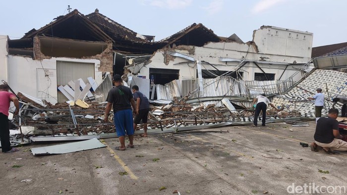 Penampakan kanopi teras sebuah apotek yang roboh di Jalan Veteran, Jetis, Sukoharjo, Rabu (21/10/2026).