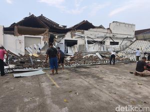 Kanopi Apotek di Sukoharjo Roboh, Timpa Ibu dan Anak