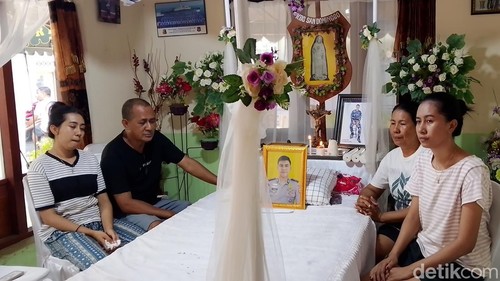 Keluarga Bharatu Valdo di kampung halamannya di San Dominggo, Flores Timur, NTT, Rabu (21/10/2026). (Dok Yurgo Purab/detikBali)