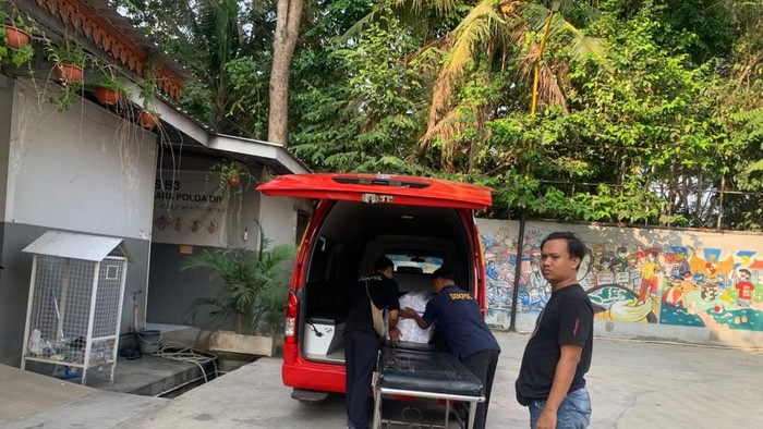 Petugas saat menyerahkan jenazah ke pihak keluarga di Watugedug, Guwosari, Pajangan, Bantul.