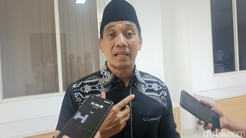 Ketua DPRD Lombok Tengah, Lalu Ramdan, saat ditemui awak media sesuai memimpin rapat paripurna, Rabu (21/10/2026). (Foto: Edi Suryansyah/detikBali)