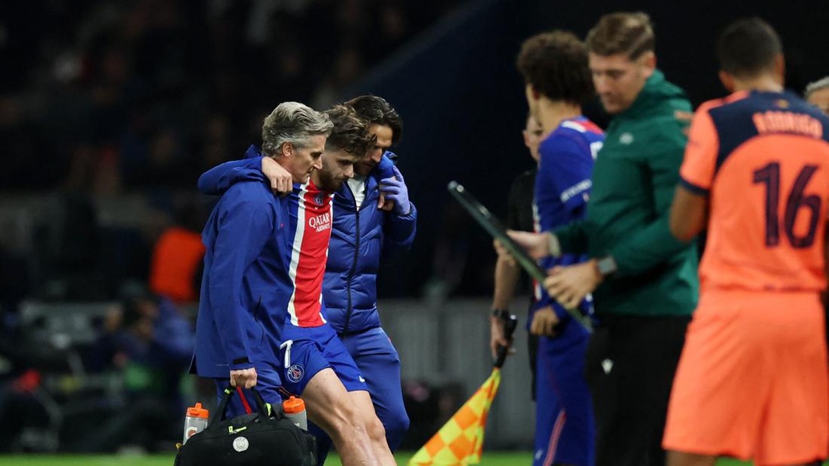 Kvaratskhelia saat dibantu berjalan keluar lapangan akibat cedera saat menghadapi Barcelona di Liga Champions. Foto: REUTERS/Stephane Mahe