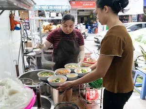 Kisah Hoki Pemilik Warung Pho yang Sempat Kira Undangan Michelin Penipuan