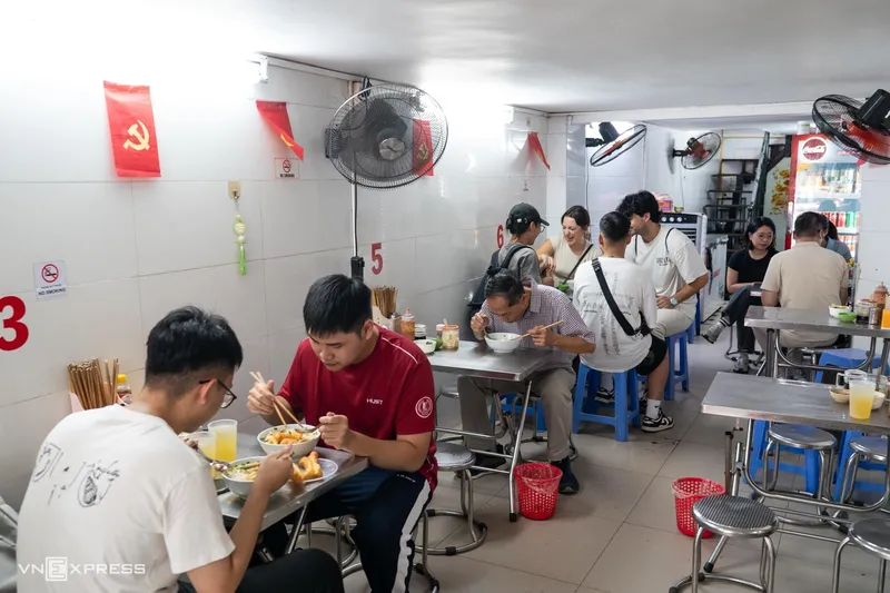 Kisah Hoki Pemilik Warung Pho yang Sempat Kira Undangan Michelin Penipuan