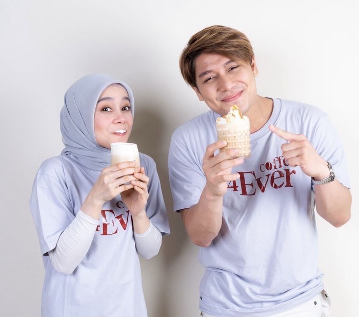 Kompak! Lesti Kejora dan Rizky Billar Makan Durian hingga Minum Kopi Bareng Kompak! Lesti Kejora dan Rizky Billar Makan Durian hingga Minum Kopi Bareng