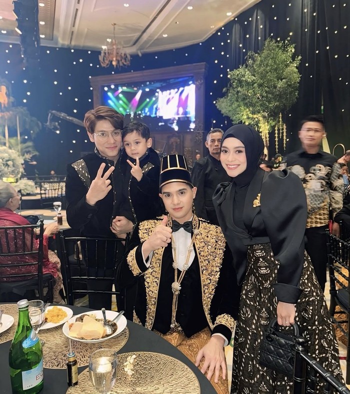 Kompak! Lesti Kejora dan Rizky Billar Makan Durian hingga Minum Kopi Bareng Kompak! Lesti Kejora dan Rizky Billar Makan Durian hingga Minum Kopi Bareng