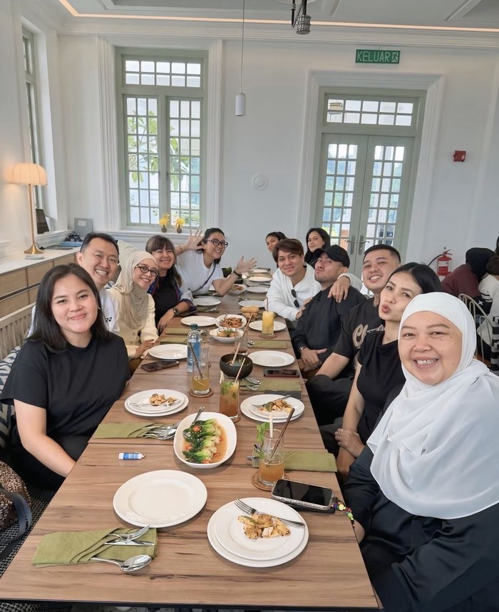 Kompak! Lesti Kejora dan Rizky Billar Makan Durian hingga Minum Kopi Bareng Kompak! Lesti Kejora dan Rizky Billar Makan Durian hingga Minum Kopi Bareng