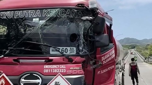 Kondisi truk tangki BBMseusai terlibat kecelakaan di Jalan Bypass IB Mantra, Desa Tangkas, Klungkung, Bali, Selasa (21/10/2026). (Foto: Dok. Istimewa)