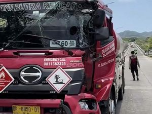 Truk BBM Ringsek Usai Hantam Truk Material di Bypass IB Mantra Klungkung