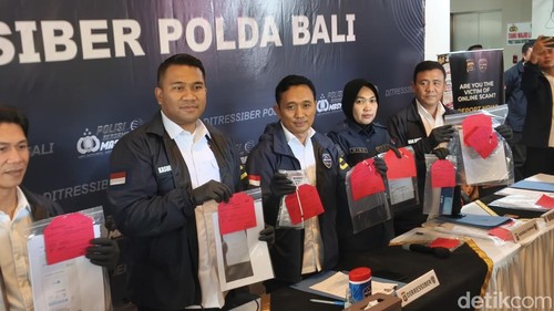 Konferensi pers Ditressiber Polda Bali soal penipuan visa di Mapolda Bali, Rabu (21/10/226) (Putu Yonata/detikBali)