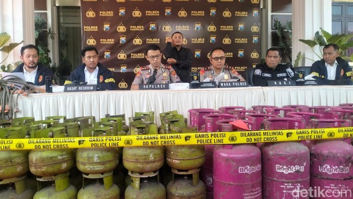Konferensi pers oplosan LPG Subsidi ke LPG 12 Kg di Pasuruan