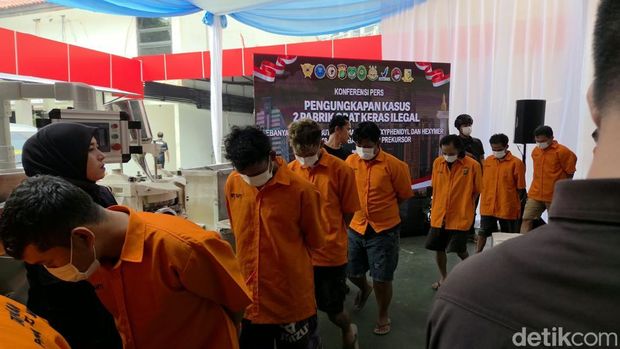 Konferensi pers Polda Metro Jaya terkait pengungkapan pabrik obat tramadol ilegal di Sukoharjo, Rabu (21/10/2026). Dalam perkara tersebut, Polda Metro Jaya mengamankan 16 tersangka dan menyita 7 butir tramadol dan trihexyphenidyl.