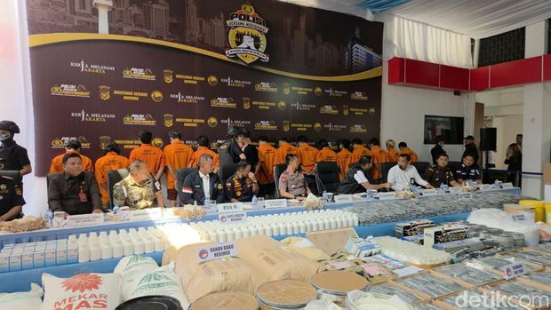 Konferensi pers Polda Metro Jaya terkait pengungkapan pabrik obat tramadol ilegal di Sukoharjo, Rabu (21/10/2026). Dalam perkara tersebut, Polda Metro Jaya mengamankan 16 tersangka dan menyita 7 butir tramadol dan trihexyphenidyl.