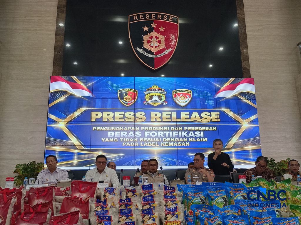 Konferensi Pers rilis penanganan perkara Beras Khusus Fortifikasi atau beras yang di perkaya vitamin di Gedung Awaloedin Djamin Bareskrim Polri, Jakarta, Rabu (21/10/2026). Konferensi Pers rilis penanganan perkara Beras Khusus Fortifikasi atau beras yang di perkaya vitamin di Gedung Awaloedin Djamin Bareskrim Polri, Jakarta, Rabu (21/10/2026). (CNBC Indonesia/Martyasari Rizky)