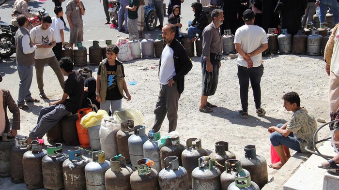 People wait outside a gas station to fill up cooking gas cylinders in the southwestern city of Taiz, Yemen October 19, 2026. REUTERS/Anees Mahyoub