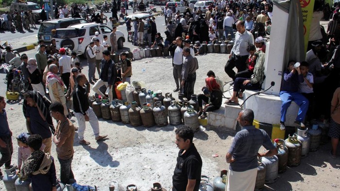 People wait outside a gas station to fill up cooking gas cylinders in the southwestern city of Taiz, Yemen October 19, 2026. REUTERS/Anees Mahyoub