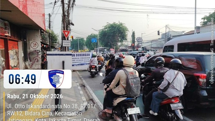 Lalu lintas Jalan Otista Cawang, Jakarta Timur macet imbas galian, Rabu (21/10/2026).