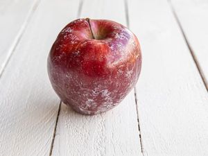 Apel Berlapis Lilin Bikin Banyak Orang Parno, Apa Aman Dimakan?