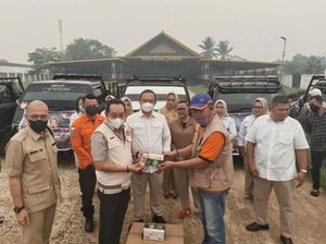 Legislator Gerindra Salurkan Bantuan ke Warga Ketapang Terdampak Karhutla