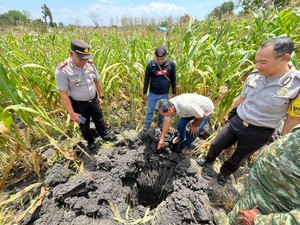 Misteri Temuan Logam Dekat Lubang Misterius Usai Dentuman Gunung Pandan
