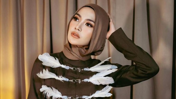 Penampilan Mahalini Berhijab Manggung di Aceh