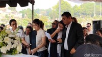 I love you so much. Aku tahu aku jarang ngomong kayak gini ke Bunda. It’s so hurting, bebernya. Foto: Ahsan/detikHOT