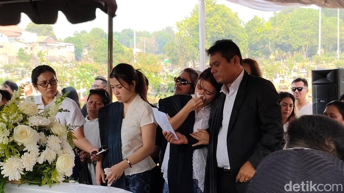 Marsha Aruan di pemakaman ibunda.