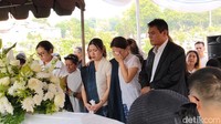 Marsha Aruan gak bisa menahan kesedihan mengantarkan sang bunda ke peristirahatan terakhir. Foto: Ahsan/detikHOT