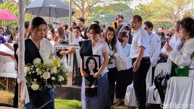 Marsha Aruan Dekap Erat Foto Ibunda yang Pergi Selamanya