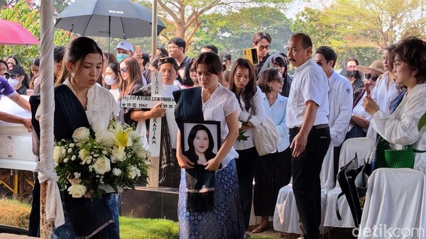 Marsha Aruan Dekap Erat Foto Ibunda yang Pergi Selamanya