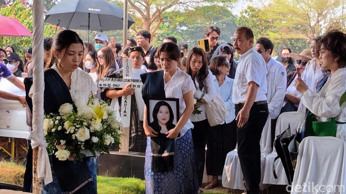 Marsha Aruan di pemakaman ibunda.