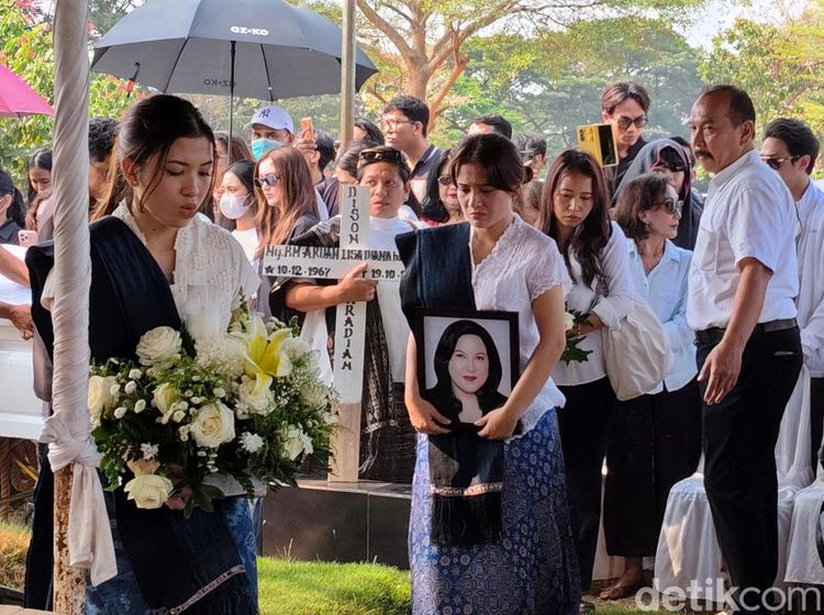 Marsha Aruan Dekap Erat Foto Ibunda yang Pergi Selamanya