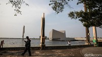 Sejak diresmikan pada 16 Oktober 2026, masjid yang berdiri di atas laut tersebut ramai dikunjungi masyarakat untuk beribadah sekaligus menikmati pemandangan laut.