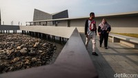 Keberadaan masjid di kawasan perairan Ancol menghadirkan suasana berbeda bagi wisatawan yang berkunjung ke salah satu destinasi rekreasi di Jakarta tersebut.