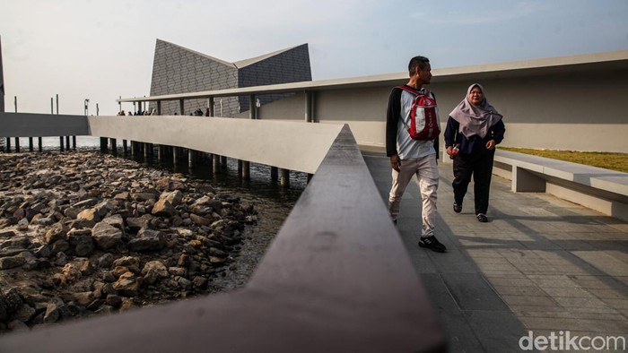 Masjid Apung An-Nur Jadi Magnet Baru Wisatawan di Ancol Masjid Apung An-Nur Jakarta kini menjadi salah satu daya tarik baru di kawasan Pantai Ancol Taman Impian, Jakarta Utara. Sejak diresmikan pada 16 Oktober 2026, masjid yang berdiri di atas laut tersebut ramai dikunjungi masyarakat untuk beribadah sekaligus menikmati pemandangan laut.