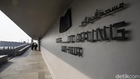Meski berada di hari kerja, sejumlah pengunjung tetap berdatangan untuk menikmati suasana masjid dan panorama Pantai Ancol, terutama menjelang sore hari.