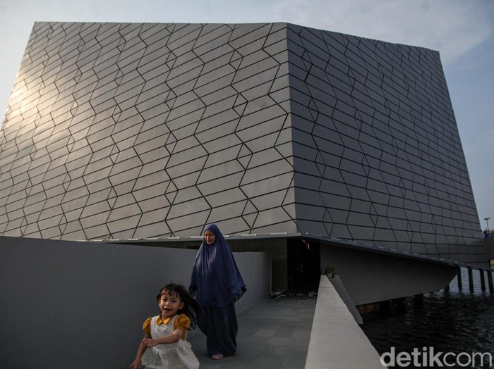 Masjid Apung An-Nur Jadi Magnet Baru Wisatawan di Ancol Masjid Apung An-Nur Jakarta kini menjadi salah satu daya tarik baru di kawasan Pantai Ancol Taman Impian, Jakarta Utara. Sejak diresmikan pada 16 Oktober 2026, masjid yang berdiri di atas laut tersebut ramai dikunjungi masyarakat untuk beribadah sekaligus menikmati pemandangan laut.