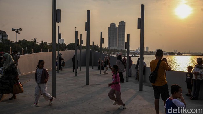 Masjid Apung An-Nur Jadi Magnet Baru Wisatawan di Ancol Masjid Apung An-Nur Jakarta kini menjadi salah satu daya tarik baru di kawasan Pantai Ancol Taman Impian, Jakarta Utara. Sejak diresmikan pada 16 Oktober 2026, masjid yang berdiri di atas laut tersebut ramai dikunjungi masyarakat untuk beribadah sekaligus menikmati pemandangan laut.